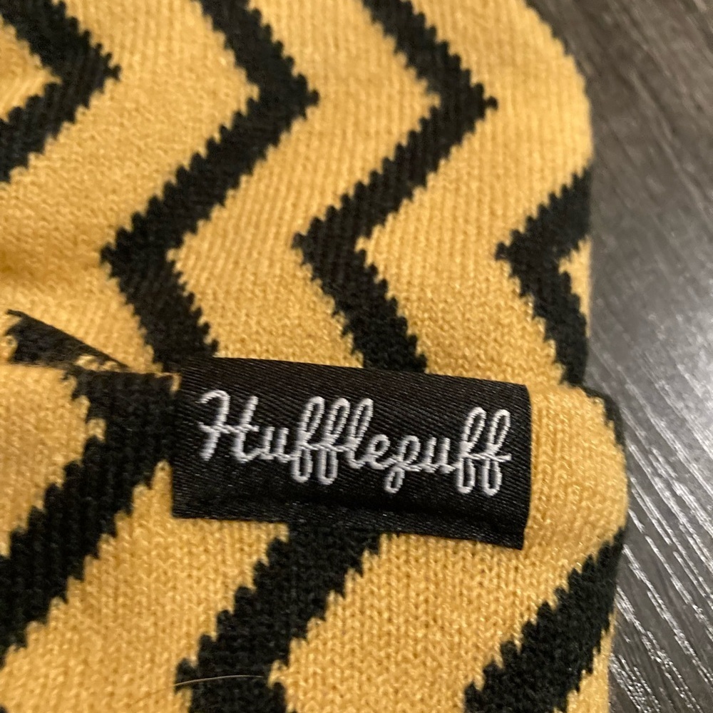 Harry Potter Hufflepuff Zig Zag Beanie - Picture 4 of 5